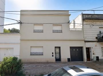 Casa de 5 ambientes, La Plata · Casa en Venta Ubicada en Calle 64 E/ 11 y 12 de Tres Habitaciones con Garage