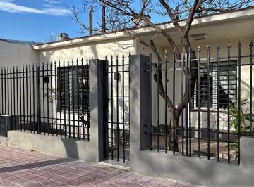 Casa · 153m² · 4 Dormitorios · 2 Cocheras · Casa en Venta 4 Dorm. a 1 Cuadra de Palmares, Godoy Cruz