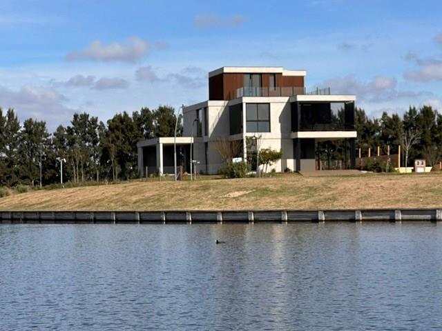 Casa · 346m² · 5 Ambientes · 1 Cochera