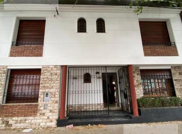 Casa · 205m² · 8 Ambientes · 2 Cocheras · Casa de 3 Dorm. - Alquiler