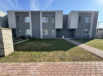 Casa · 104m² · 4 Ambientes · 2 Cocheras · Casa en Alquiler en Decs Tortugas
