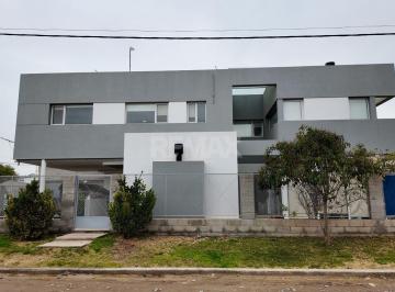 Casa · 188m² · 5 Ambientes · 2 Cocheras · Alquiler Casa Gerencial con Pileta Plottier
