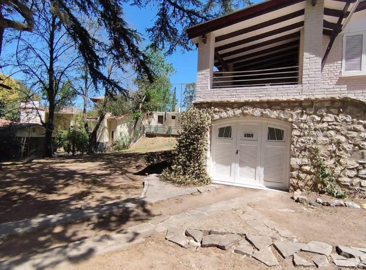 Casa · 240m² · 7 Ambientes · 1 Cochera