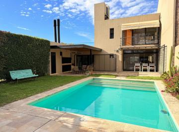 Casa · 130m² · 4 Ambientes · 2 Cocheras · Venta Casa Tres Dorm.. Barrio Las Pérgolas - Soldini