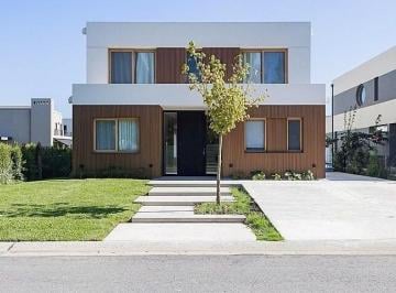 Casa · 300m² · 7 Ambientes · 1 Cochera · Casa Chalet en Venta en Carpinchos, Nordelta, Tigre