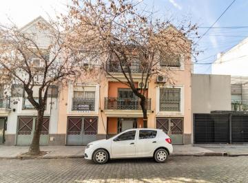 Casa · 66m² · 3 Ambientes · Venta de Tríplex 3 Ambientes con Patio y Parrilla Vista a La Plaza – Villa Luro