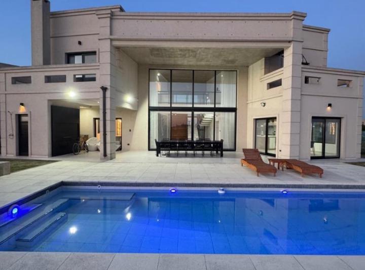 Casa · 245m² · 5 Ambientes · 3 Cocheras