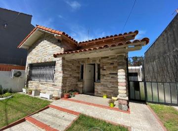 Casa de 3 ambientes, Lomas de Zamora · Apto Credito Chalet de 3 Ambientes con Quincho, Fondo Parquizado y Excelente Ubicación