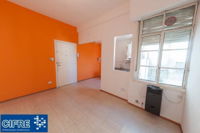 Departamento de 2 Ambientes en Primer Piso por Escalera, Ubicado en Coghlan.