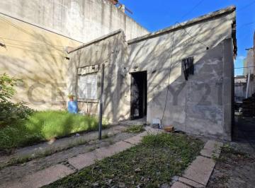 Casa · 84m² · 6 Ambientes · 1 Cochera · Venta Casa a Refaccionar 6 Ambientes en Santos Lugares - Permuta
