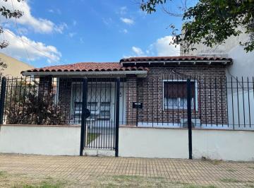 Casa · 120m² · 4 Ambientes · 1 Cochera · Venta de Casa 4 Ambientes con Cochera y Jardín en Lomas de Zamora