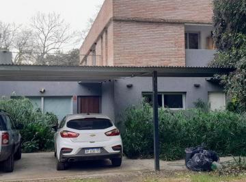 Casa · 150m² · 3 Dormitorios · 4 Cocheras · Casa en Alquiler en Complejo Cerrado, en City Bell