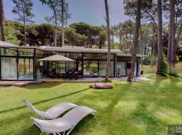 Casa de 4 ambientes, Cariló · Casa Moderna en Venta en Cariló con Vista Al Golf y Piscina Cubierta