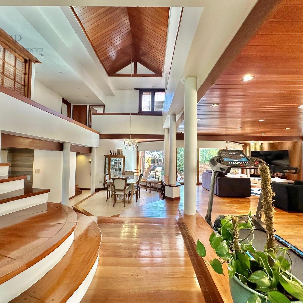 Chalet 5 amb, 286m² con pileta y cochera — San Carlos