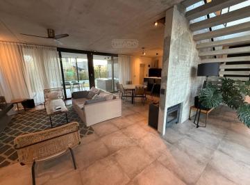 Casa · 198m² · 4 Ambientes · 1 Cochera · Casa en Venta en Vila Marina II, Villanueva, Tigre