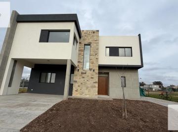 Casa · 187m² · 5 Ambientes · 4 Cocheras · Casa Para La Venta en Santa Elisa