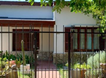 Casa · 115m² · 3 Ambientes · 2 Cocheras · Casa en Gonnet Sobre Lote de 400 m²