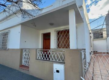 Casa · 200m² · 3 Ambientes · 1 Cochera · Casa Americana Moron con Galpon