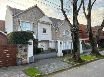 Casa · 330m² · 5 Ambientes · 2 Cocheras · Lindisima Casa de Estilo en Los Troncos