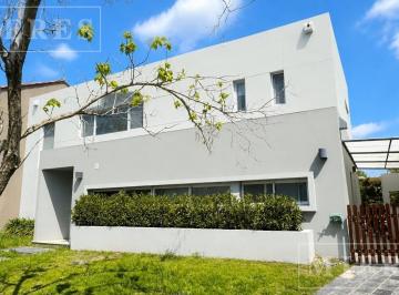 Casa · 175m² · 5 Ambientes · 1 Cochera · El Atardecer - Casa en Alquiler con Tres Dorm.