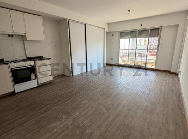 Alquiler – Monoambiente con Balcón y Cochera | Flores