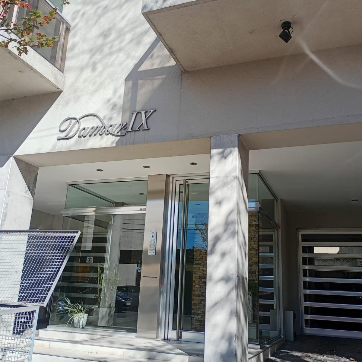 3 ambientes al frente con cochera cubierta (8° Piso) — Macrocentro