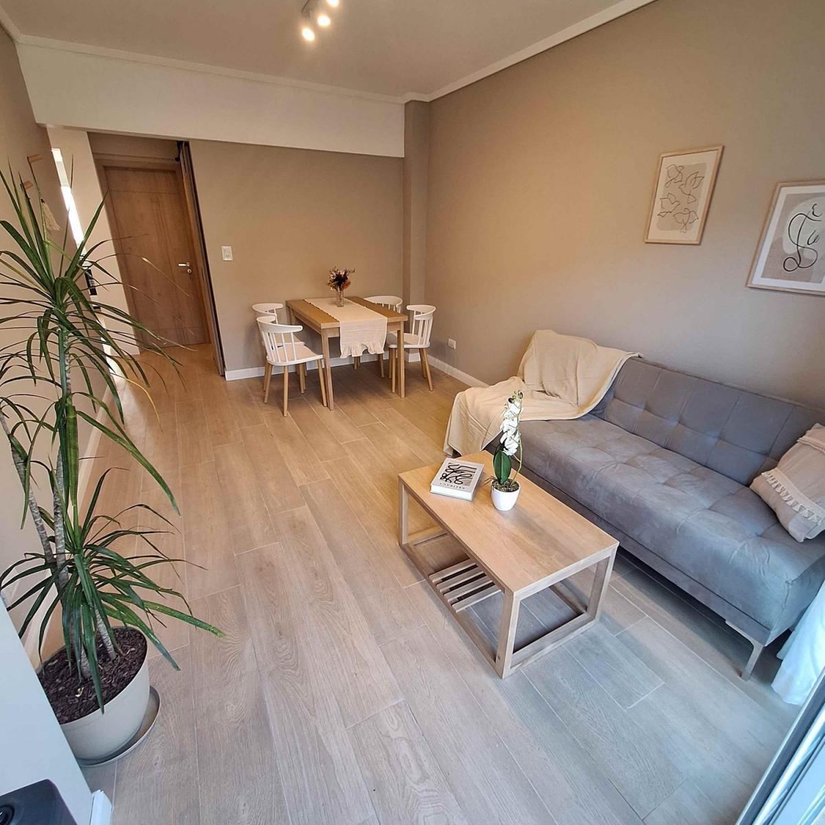 Depto 2 amb, 39m² con balcón saliente — Centro