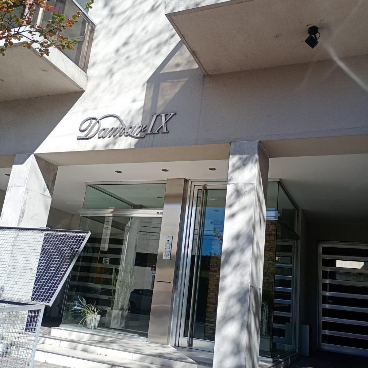 2 ambientes al frente con cochera descubierta (1° Piso) — Macrocentro