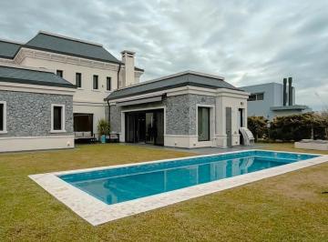 Casa · 294m² · 5 Ambientes · 2 Cocheras · Casa en Nuevo Quilmes con Pileta