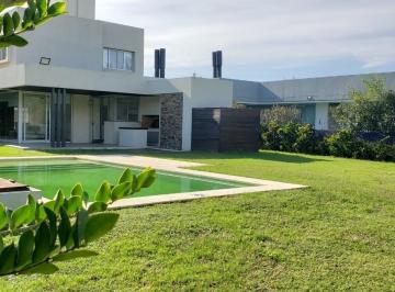 Casa · 190ha · 4 Ambientes · 2 Cocheras · Casa de 3 Dorm. en Alquiler Funes Barrio Cerrado