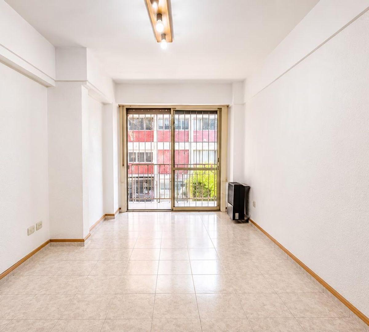 venta departamento 2 ambientes al frente zona centro con balcon y patio
