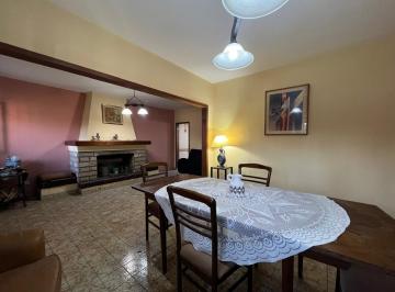 Casa · 93m² · 4 Ambientes · 1 Cochera · Casa en Venta 4 Ambientes con Jardín Al Frente, Cochera y Fondo en Quilmes Oeste