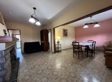 Casa · 93m² · 4 Ambientes · 1 Cochera · Casa en Venta 4 Ambientes con Jardín Al Frente, Cochera y Fondo Parrilla | Quilmes Oeste