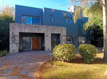 Casa · 260m² · 5 Ambientes · 1 Cochera · Venta Casa La Cesarina 5 Ambientes