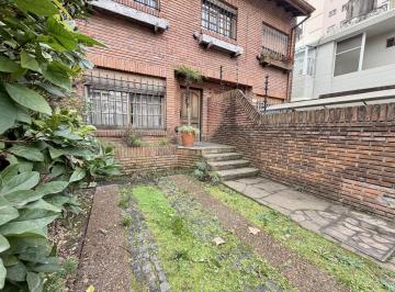 Casa · 140m² · 5 Ambientes · 1 Cochera · Amplio Dúplex en Venta con Jardín y Cochera Ubicado en Olivos, Vicente López.