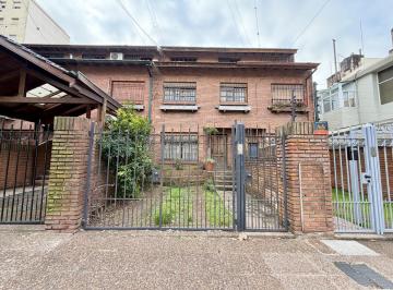 Casa · 140m² · 5 Ambientes · 1 Cochera · Amplio Dúplex en Venta con Jardín y Cochera Ubicado en Olivos, Vicente López.