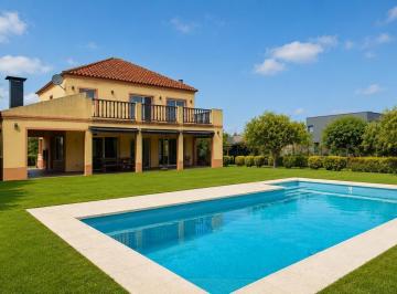 Casa · 216m² · 4 Ambientes · 2 Cocheras · Casa 4 Ambientes con Piscina - Barrio Santa Guadalupe