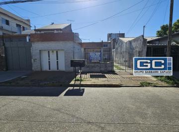 PH · 70m² · 7 Ambientes · 1 Cochera · PH en Venta Al Frente Caseros Muy Amplio, Luminoso y Comodo