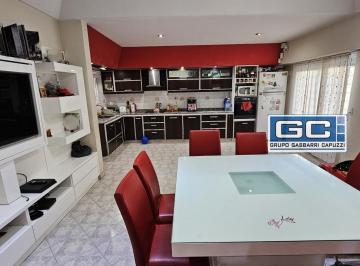 PH · 142m² · 7 Ambientes · 2 Cocheras · Casa Tipo PH Al Frente en Esquina