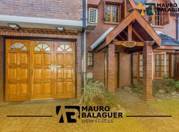 Casa · 220m² · 5 Ambientes · 2 Cocheras · Casa en Dos Plantas Impecable