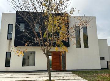 Casa · 170m² · 6 Ambientes · Venta Casa de 6 Ambientes en Haras de Santa Maria, Escobar