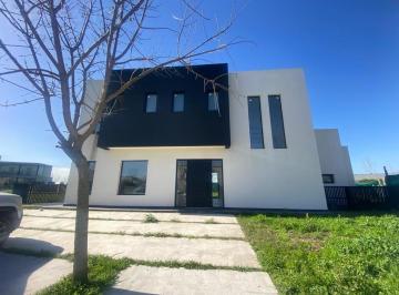 Casa · 170m² · 6 Ambientes · Venta Casa de 6 Ambientes en Haras de Santa Maria, Escobar
