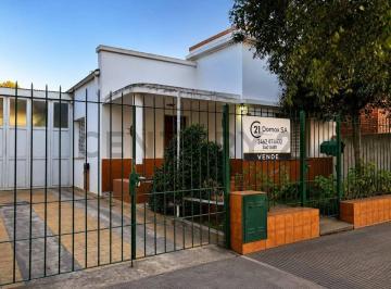 Casa · 120m² · 6 Ambientes · 4 Cocheras · Casa de 3 Dorm. con Cochera y Galpón - Mauipu y Azcuenaga, Venado Tuerto.