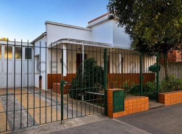 Casa · 120m² · 6 Ambientes · 4 Cocheras · Casa de 3 Dorm. con Cochera y Galpón - Mauipu y Azcuenaga, Venado Tuerto.