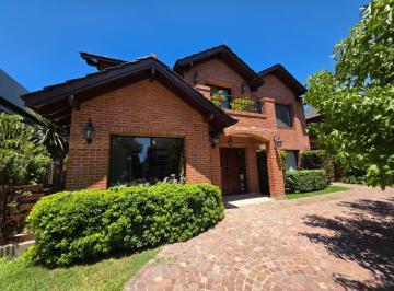 Casa · 208m² · 5 Ambientes · 7 Cocheras · Barrancas de San Jose