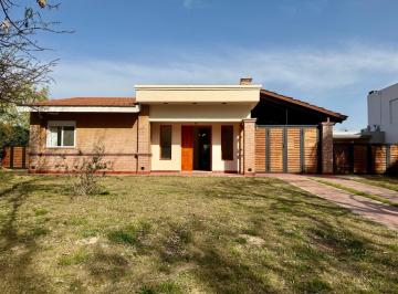 Casa · 176m² · 5 Ambientes · 3 Cocheras · Casa en Venta en Los Cielos Valle Escondido. 1 Planta. 5 Ambientes, Quincho, Jardín.