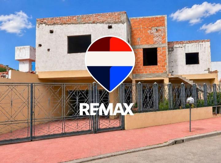Casa · 300m² · 8 Ambientes · 2 Cocheras