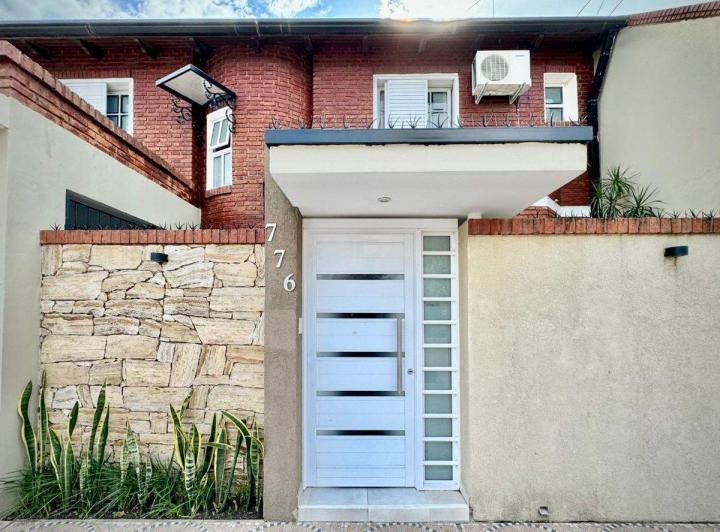 Casa · 226m² · 8 Ambientes · 1 Cochera