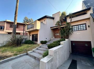 Casa · 250m² · 5 Ambientes · 1 Cochera · Venta Casa 5 Amb C/quincho y C/parque, Adrogué