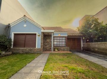 Casa · 180m² · 5 Ambientes · 2 Cocheras · Gran Chalet 5 Amb con Garage, Quincho y Jardin. Los Pinares